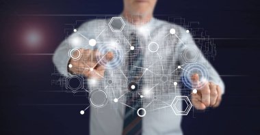 Dokunmatik ekranda parmaklarıyla sanal ağa dokunan bir adam.