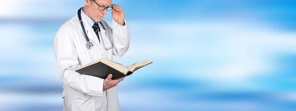 Arzt Liest Ein Medizinisches Buch Über Verschwommenen Hintergrund — Stockfoto