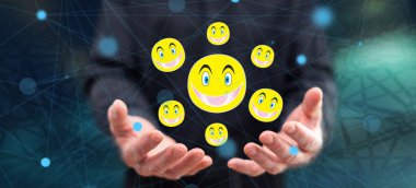 Arka planda bir adamın elleri yukarıda memnuniyeti kavramı