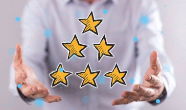 Kaliteli kavram, arka plandaki adamın ellerinden üstündür.