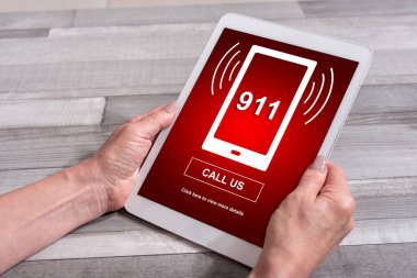 Bir tablet acil kavramı ile tutan eller