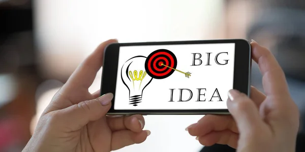 Ręka Trzyma Smartphone Big Idea Koncepcji — Zdjęcie stockowe