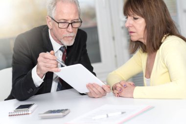 Finansal danışman önerileri kadın istemciye ışık efekti vermek