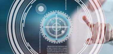 Adam dokunmatik ekranda sanal teknoloji konseptine parmağıyla dokunuyor.