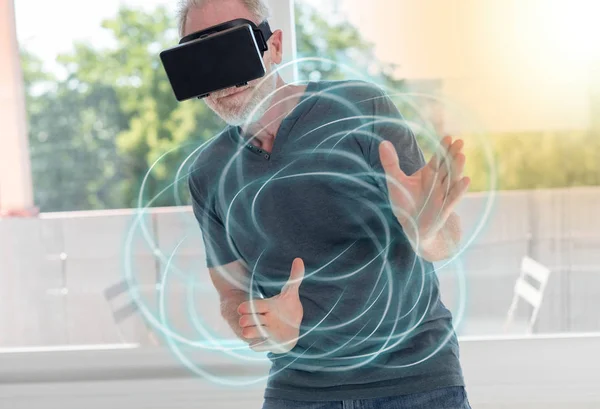 Hombre Mayor Usando Auricular Realidad Virtual Efecto Luz —  Fotos de Stock