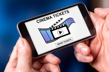 Kavram rezervasyon bir online sinema biletleri görüntüleyen akıllı telefon ekranı