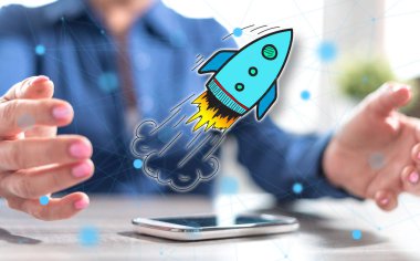 Kavramı bir kadının arka planda eller arasında başlangıç ile Smartphone