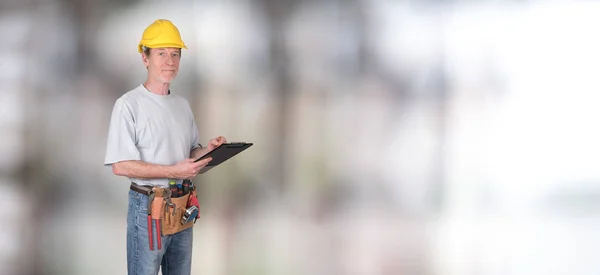 Trabajador Construcción Con Cinturón Herramientas Tomando Notas Sobre Fondo Borroso — Foto de Stock