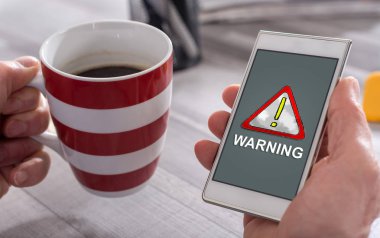 Erkek el bir akıllı telefon uyarı konsepti ile tutarak