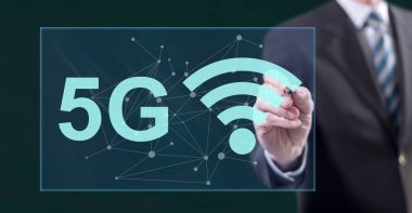 Dokunmatik ekranda stil kalemiyle 5 gramlık bir konsepte dokunan adam.