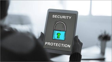 Siber güvenlik kavramını gösteren tablet ekranı