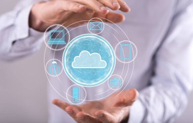 Arka plandaki bir adamın elleri arasındaki bulut teknolojisi kavramı