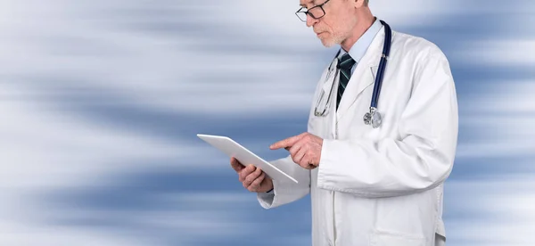 Medico Utilizzando Tablet Digitale Sfondo Sfocato — Foto Stock
