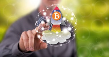 Adam bir bitcoin artış kavramı onun parmak dokunmatik ekranlı cep bilgisayarlarda dokunmadan