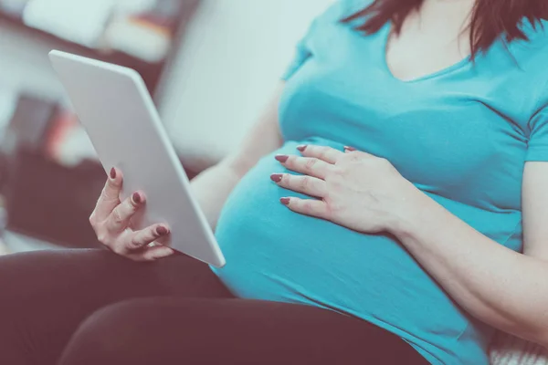 Wanita Hamil Menggunakan Tablet Digital Rumah — Stok Foto