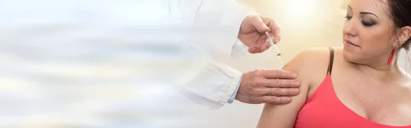 Arts Injecteren Vaccin Aan Aantrekkelijke Jonge Vrouw — Stockfoto