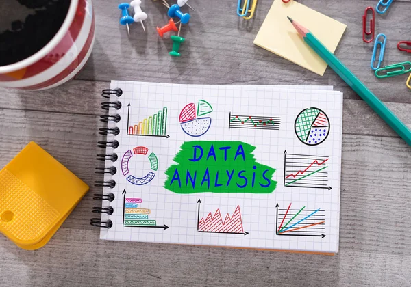 Conceito Análise Dados Desenhado Bloco Notas Colocado Uma Mesa — Fotografia de Stock