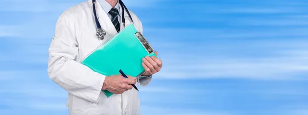 Doctor Holding Clipboard Blurred Background — Stock Photo, Image