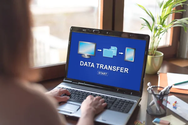 Pantalla Portátil Que Muestra Concepto Transferencia Datos —  Fotos de Stock