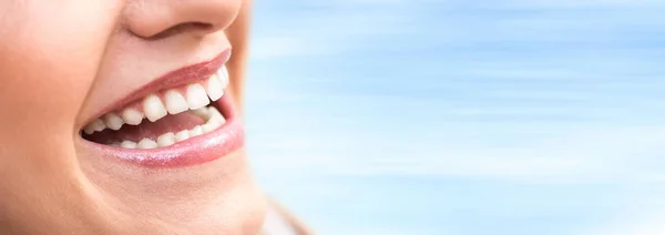 Belo Sorriso Jovem Mulher Fundo Borrado — Fotografia de Stock