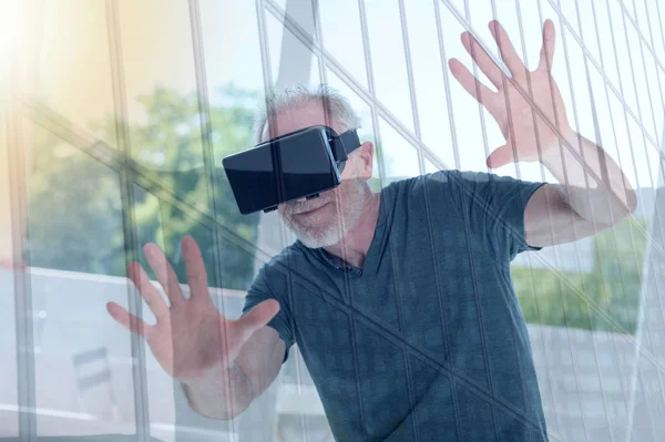 Homem Sênior Usando Fone Ouvido Realidade Virtual Dupla Exposição — Fotografia de Stock