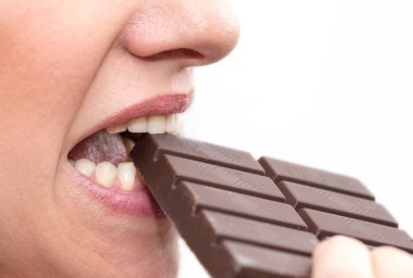 Bir çikolata ısırmak kadının yakın çekim 