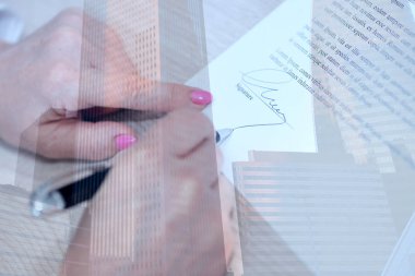 Kadın bir yasal belgedeki, çift pozlama imzalama