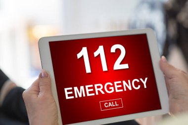 Tablet ekranda acil durum kavramı gösteriliyor