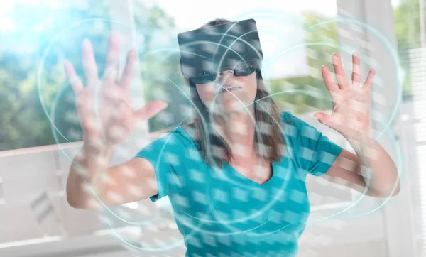 Mulher Madura Usando Fone Ouvido Realidade Virtual Efeito Luz — Fotografia de Stock