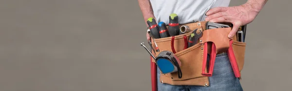 Trabajador Construcción Con Cinturón Herramientas Sobre Fondo Borroso —  Fotos de Stock