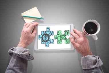 Ekip çalışması kavramı gösterilen tablet kullanma erkek eller