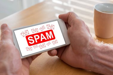 Bir akıllı telefon spam konsepti ile holding erkek eller