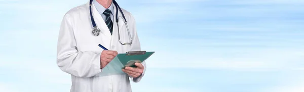 Doctor Taking Notes Clipboard Blurred Background — Stock Photo, Image