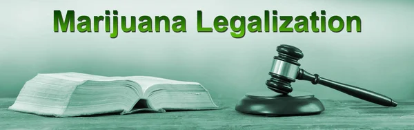 Pojęcie Legalizacji Marihuany Książki Prawa Młot Sędziego — Zdjęcie stockowe
