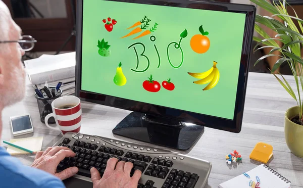 Hombre Usando Ordenador Con Bio Concepto Pantalla —  Fotos de Stock