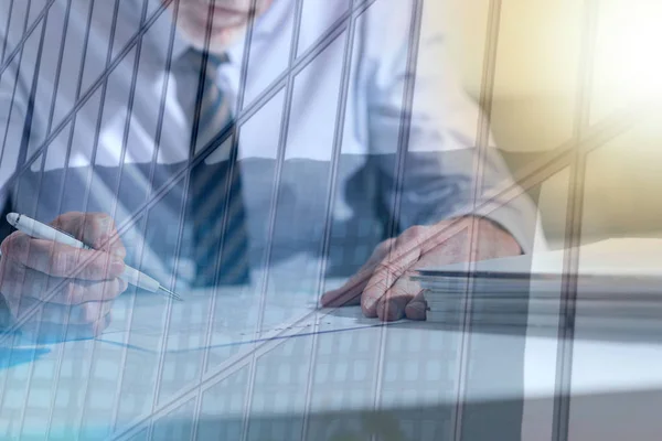 Geschäftsmann Überprüft Ein Dokument Büro Lichteffekt Doppelbelichtung — Stockfoto