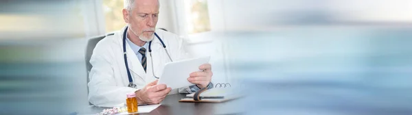 Médico Sênior Usando Comprimido Escritório Fundo Borrado — Fotografia de Stock