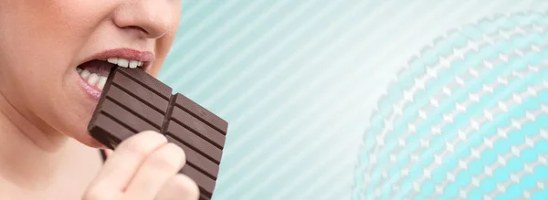 Primer Plano Mujer Mordiendo Una Barra Chocolate Sobre Fondo Abstracto —  Fotos de Stock