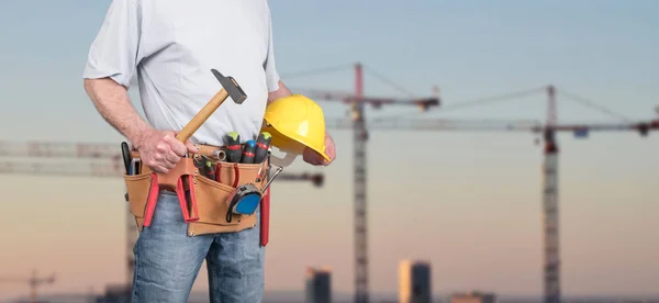 Trabajador Construcción Con Cinturón Herramientas Casco Fondo Obra — Foto de Stock