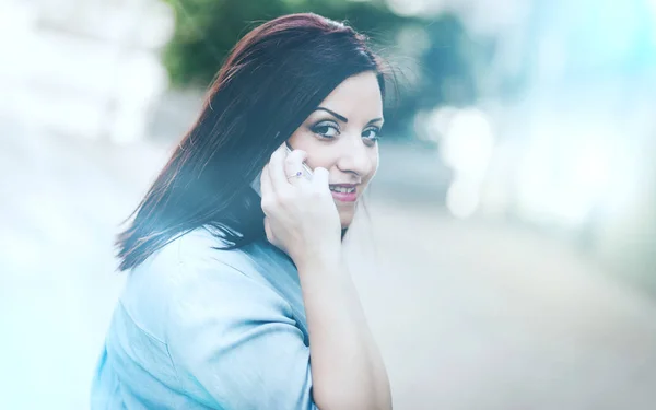 Retrato Una Mujer Joven Bonita Hablando Teléfono Móvil Aire Libre —  Fotos de Stock