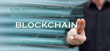 Dokunmatik ekranda parmaklarıyla zincire dokunan bir adam.