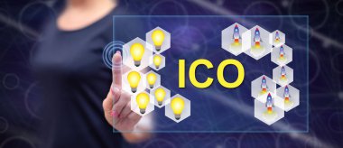 Kadın bir ICO kavramı onun parmak dokunmatik ekranlı cep bilgisayarlarda dokunmadan