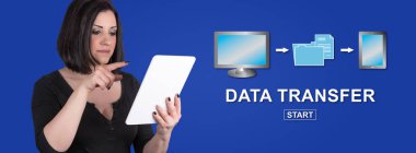 Arka plan üzerinde veri aktarımı konseptiyle dijital tablet kullanan kadın