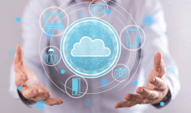 Bulut teknoloji kavramı içinde geçmiş bir adamın elleri yukarıda