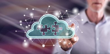 Bir adam dokunmatik ekranda bulut ağı konseptine parmağıyla dokunuyor.