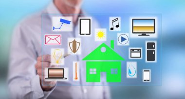 Adam akıllı bir ev concept bir dokunmatik ekran üzerinde kalemle dokunma