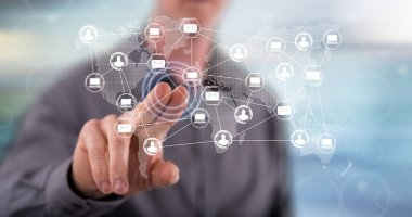 Adam dokunmatik ekranda küresel ağ teknolojisi kavramına parmağıyla dokunuyor.