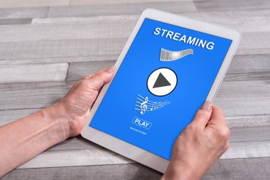 Kadın kavramı akış ile bir tablet tutan eller