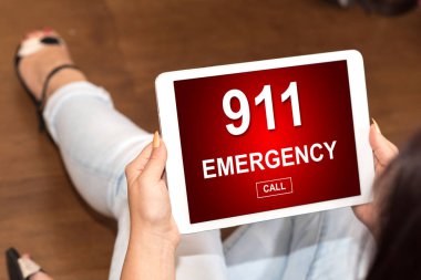 Tablet ekranda acil durum kavramı gösteriliyor