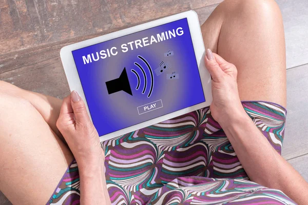 Mulher Sentada Chão Com Tablet Mostrando Conceito Streaming Música — Fotografia de Stock